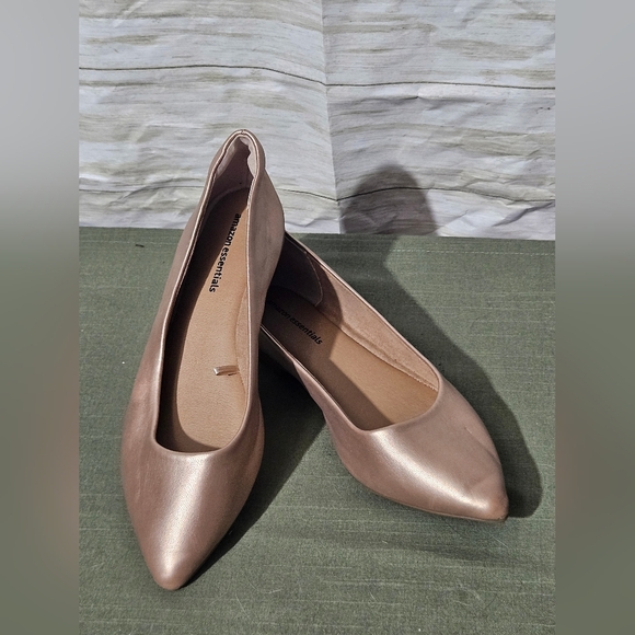 Universal Thread Shoes - Amazon Essentials Women's Rose Gold Flats Size 6.5